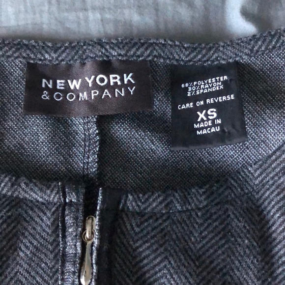 zip up cropped sleeveless top - Picture 3 of 3